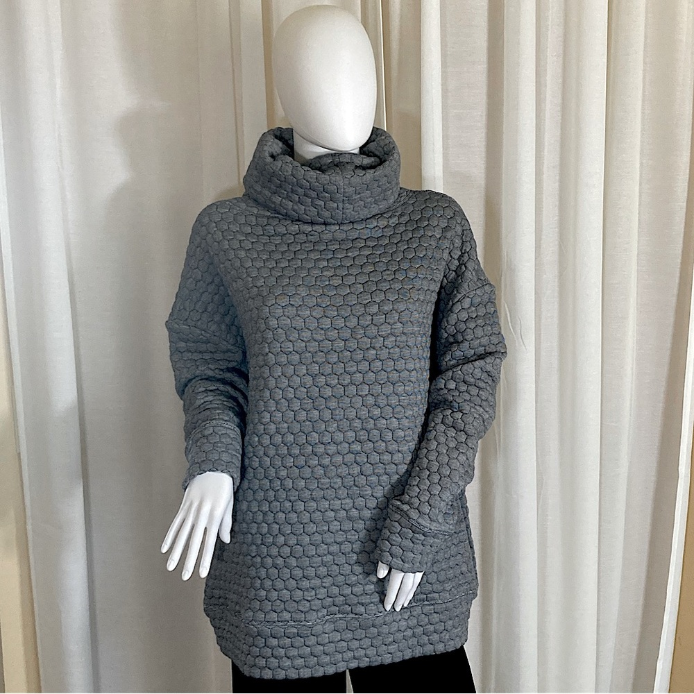 Gap Fit Gray Hexagon Padded Pattern Long Sleeve - Medium